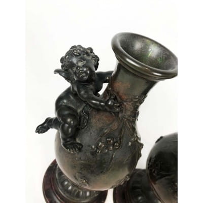 Paire de vases en bronze, signés Auguste Moreau. Hauteur 22 cm, Larg 13 cm.