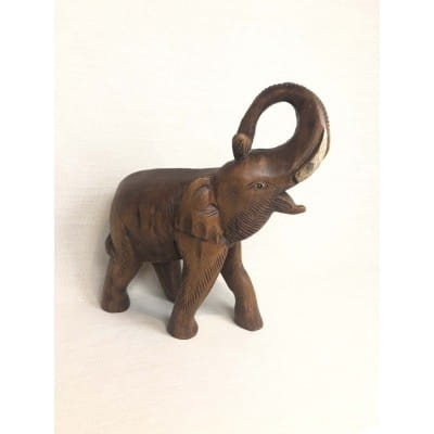 Éléphant en bois sculpté 30 *30 cm . En bon état.