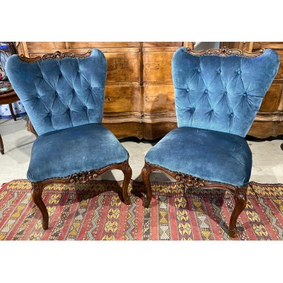 Très belle paire de fauteuils crapaud. En parfait état.

Velours bleu capitonné.

50*50*68 cm de haut.