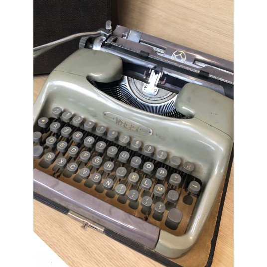Machine à écrire, appareils photos, réveil et tout autre matériel vintage ou ancien